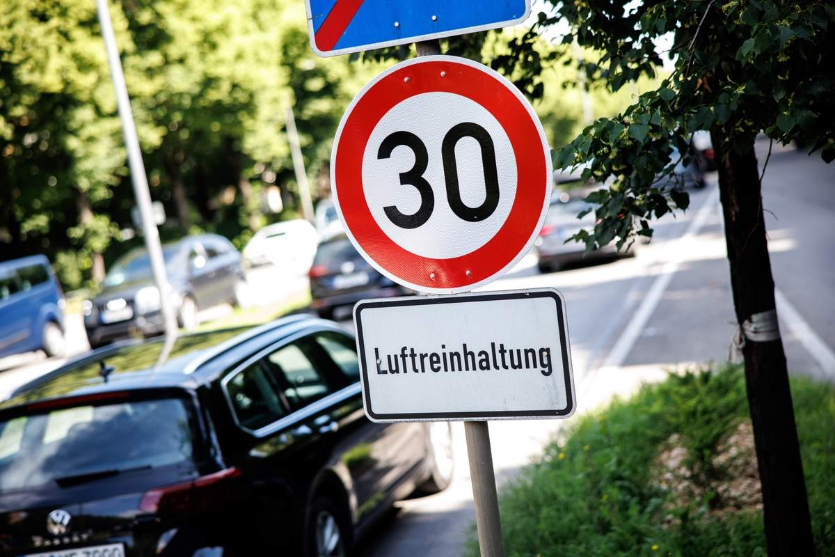30 schild luftverschmutzung.jpeg