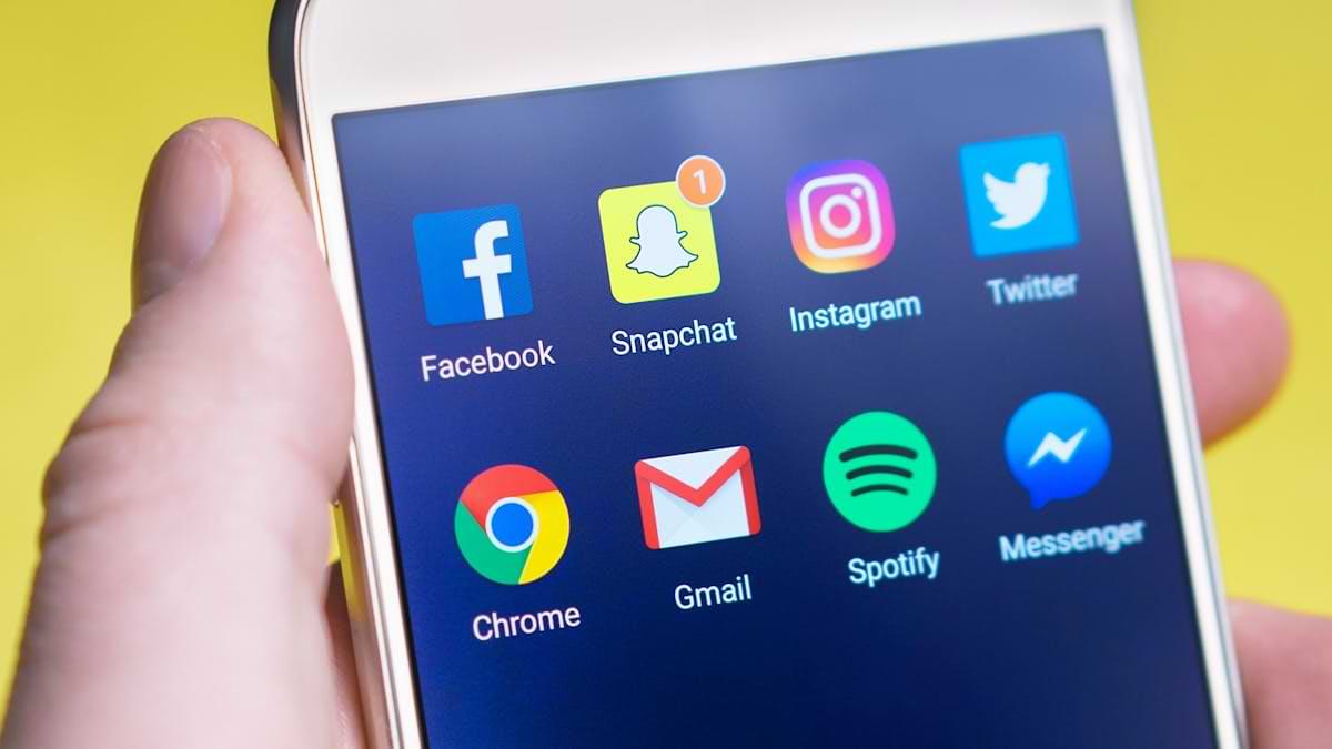 Apps zu Social Media, Browser und Mail auf einem Smartphone.jpg