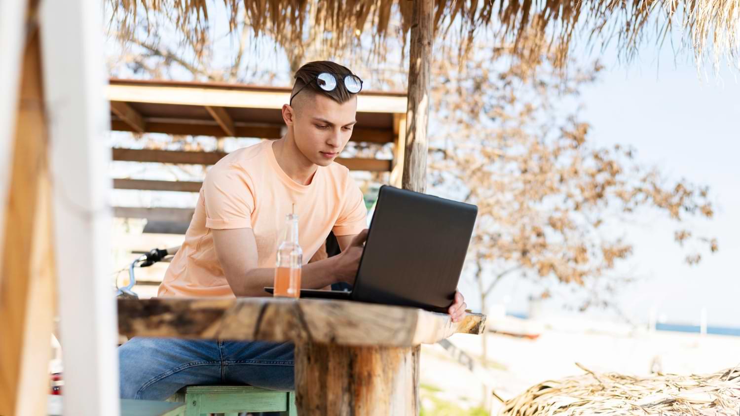 arbeiten im urlaub hipster vor laptop.jpg