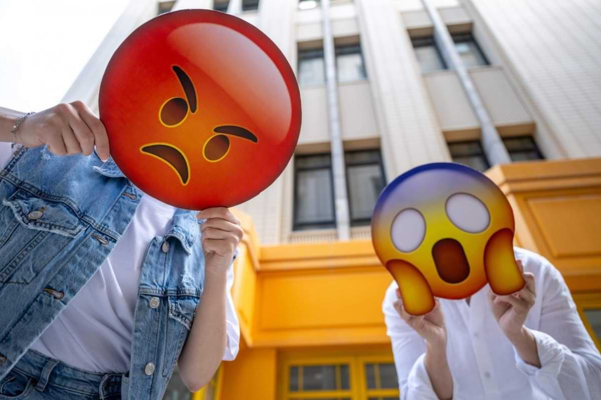 Auch bei Fotos mit Emojis vor den Gesichtern ist Vorsicht geboten.jpeg
