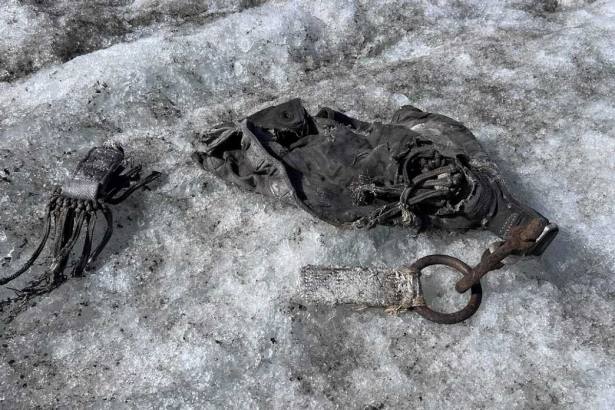 Auf dem SulztalfernerGletscher in den Stubaier Alpen wurden Fallschirmüberreste von Geheimagent.jpeg