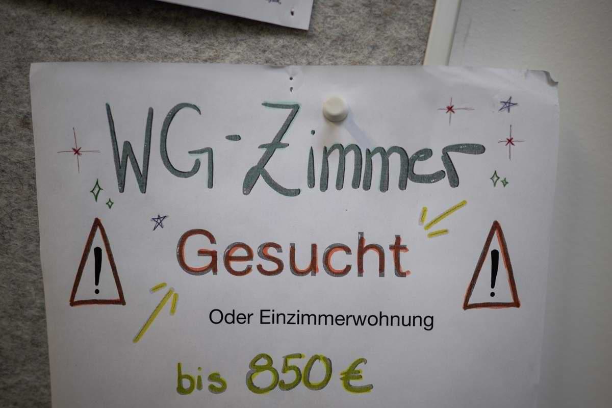 Aushang mit der Aufschrift WGZimmer gesucht.jpeg