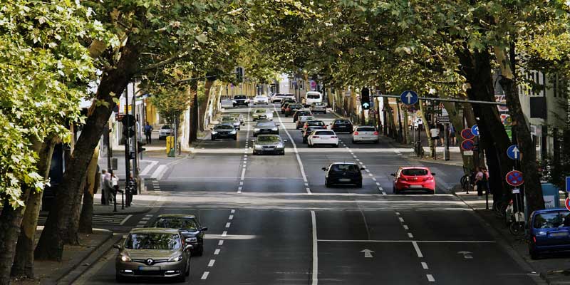 auto-verkehr-stadt-allee.jpg