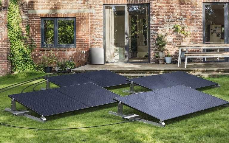 balkonkraftwerk im garten auf rasen.jpg