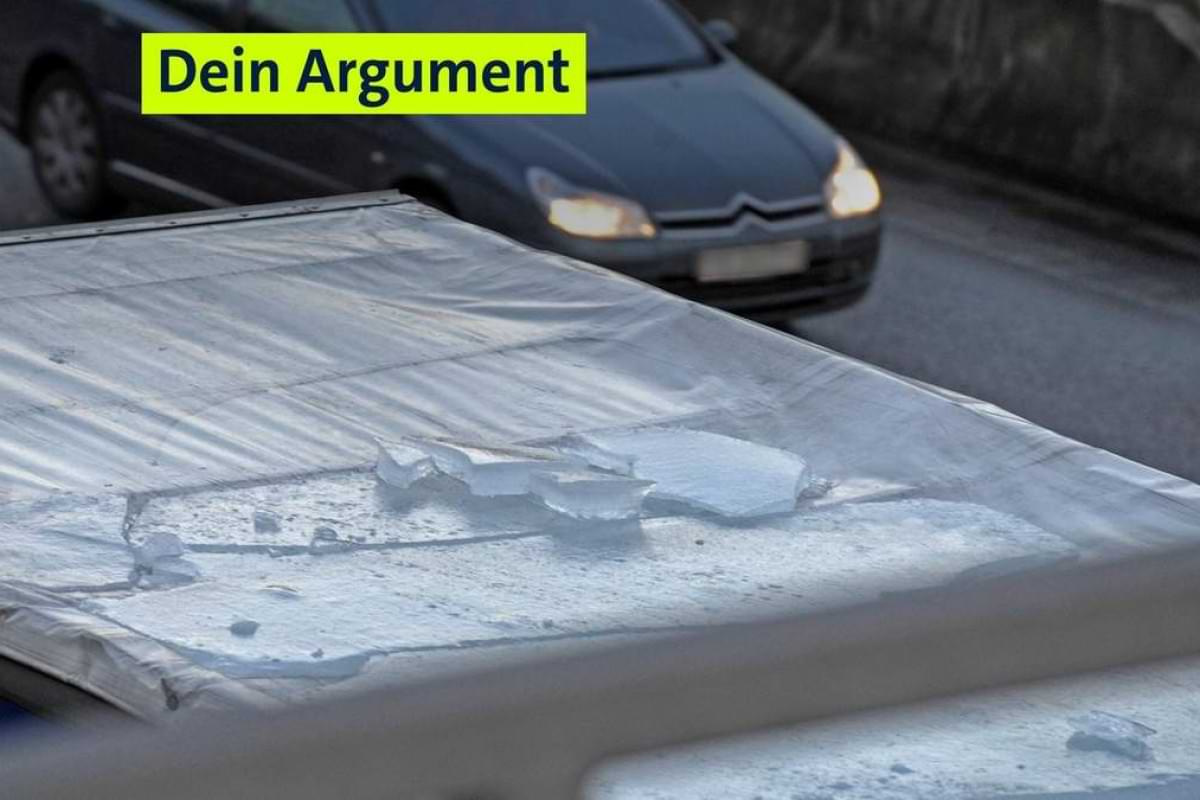 Bei Kälte droht nicht nur Gefahr von glatten Fahrbahnen Lastwagen können Eisplatten vom Dach fa.jpeg