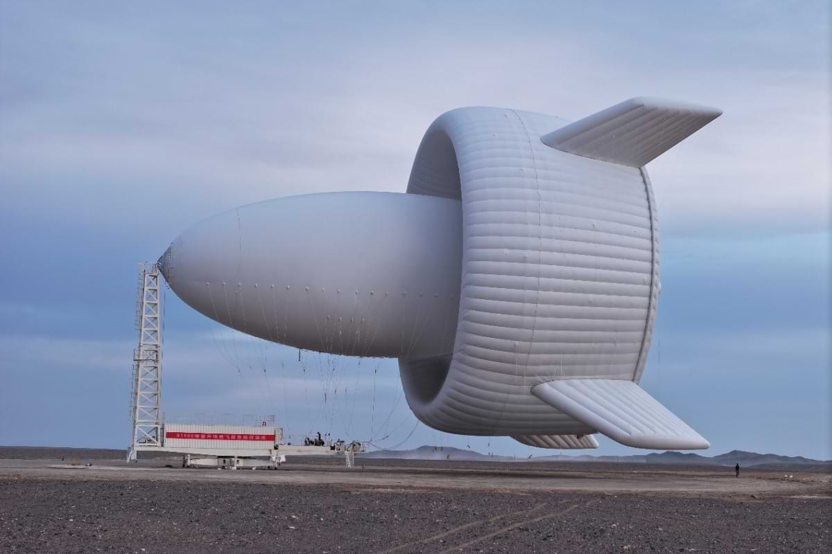 Big blimp uses blades to pull wind power out of the sky.jpeg
