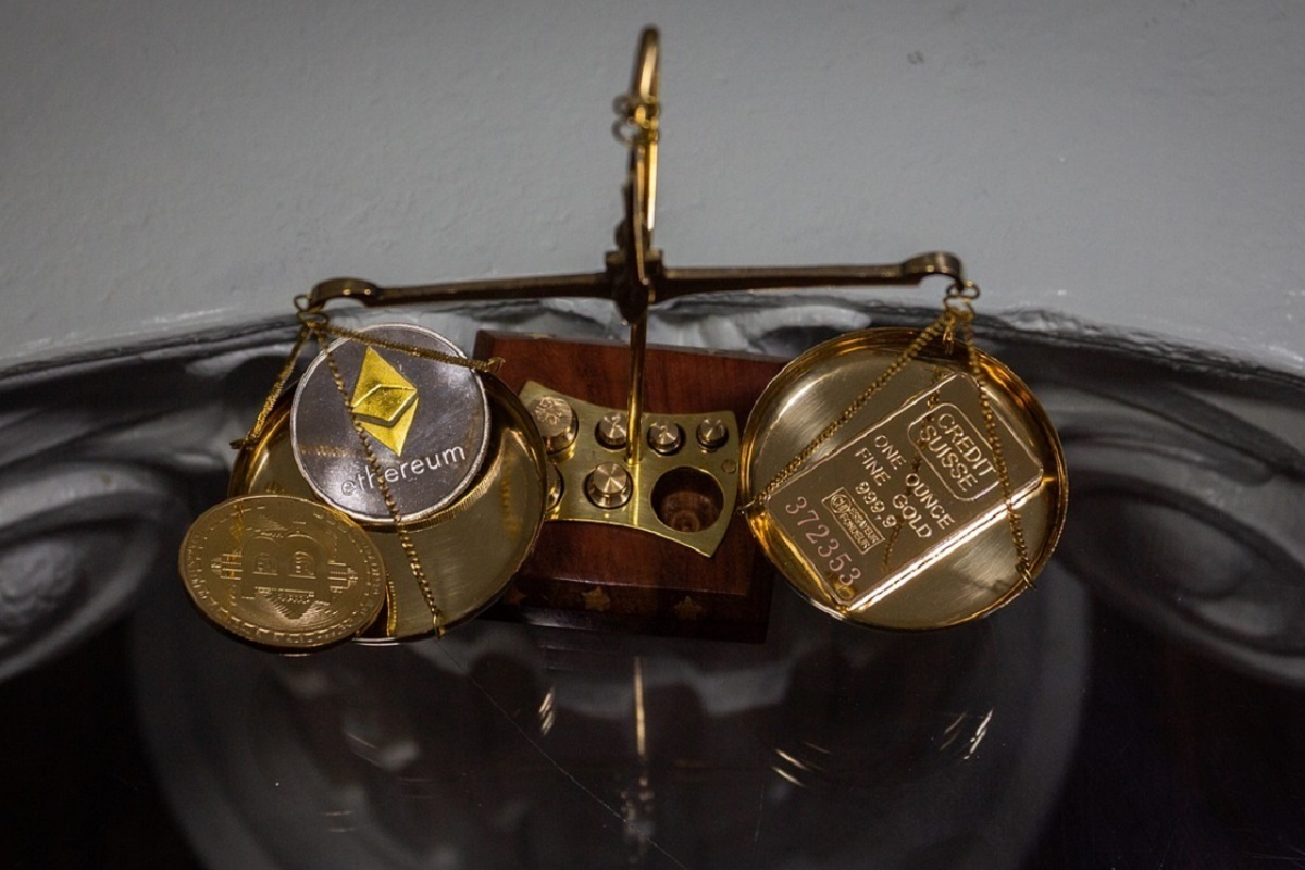 bitcoin-gold-waage.jpg