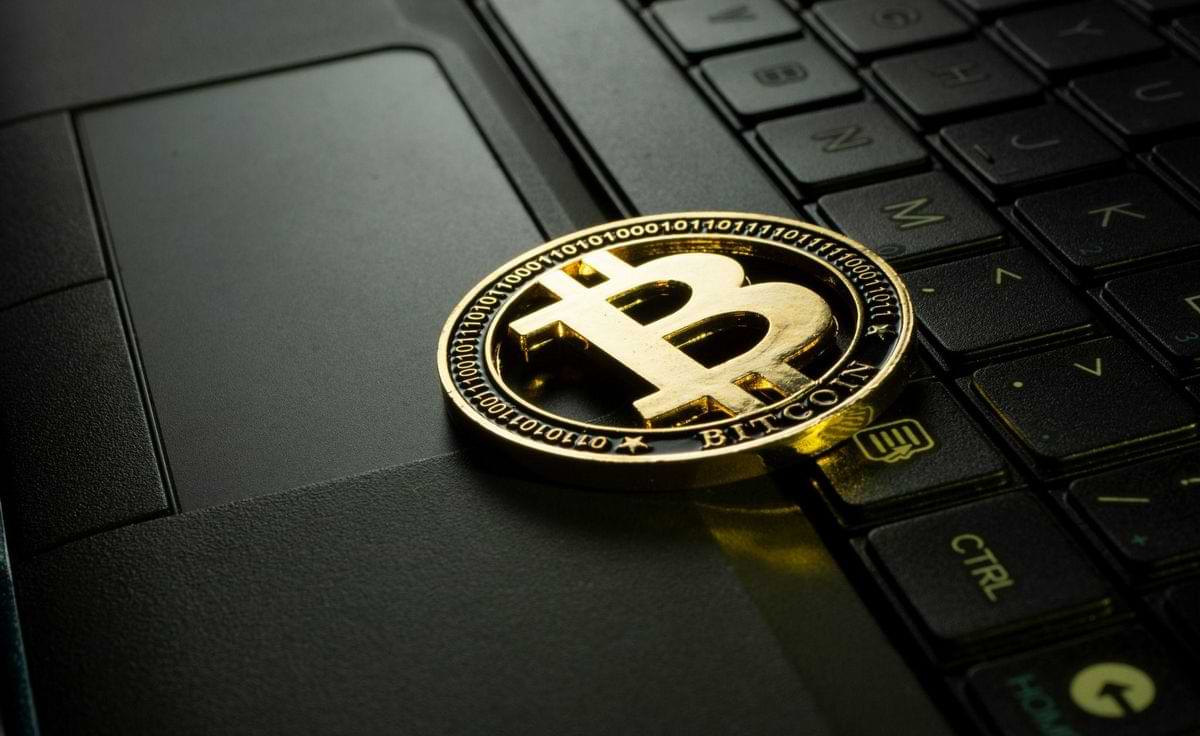 bitcoin münze liegt auf notebook tastatur.jpg