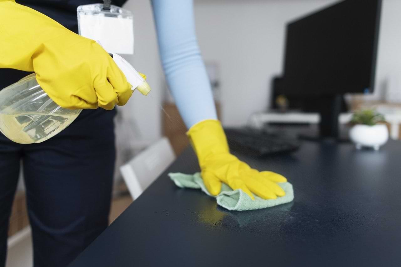 büro reinigung arbeitstisch wischen.jpg