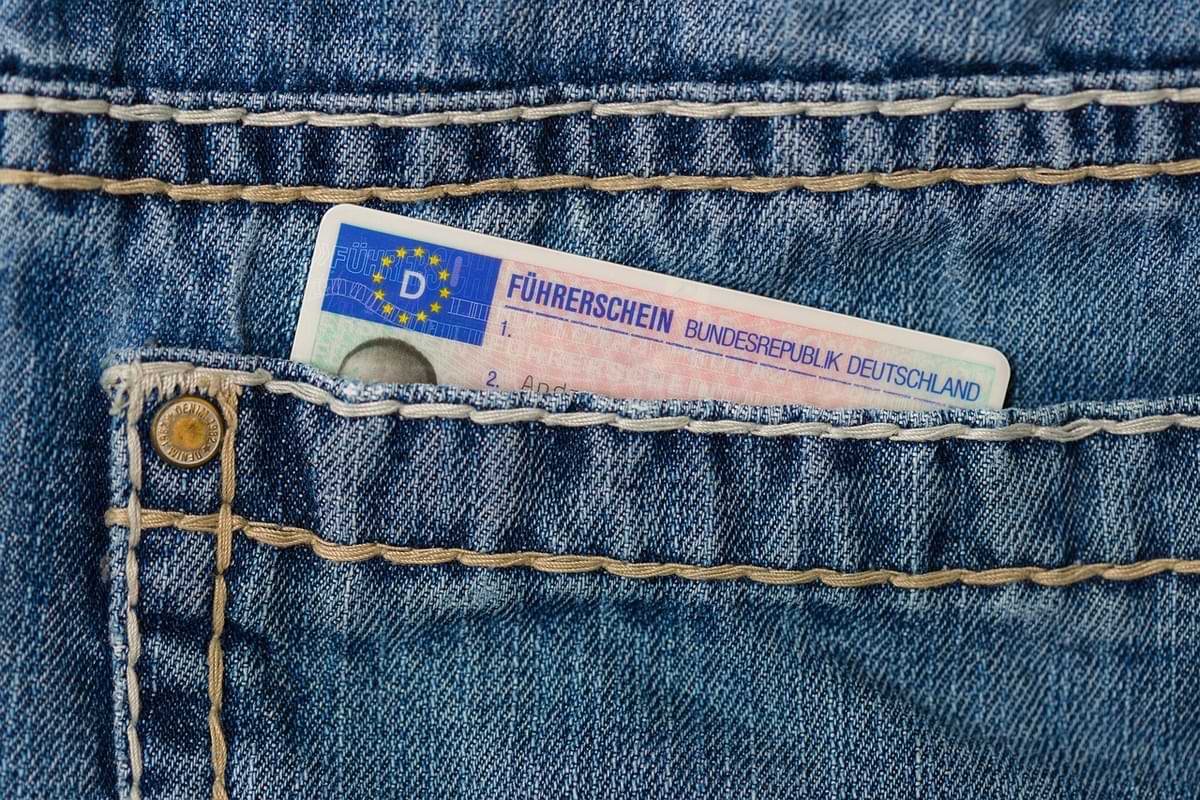 deutscher führerschein in die jeans tasche gesteckt.jpg