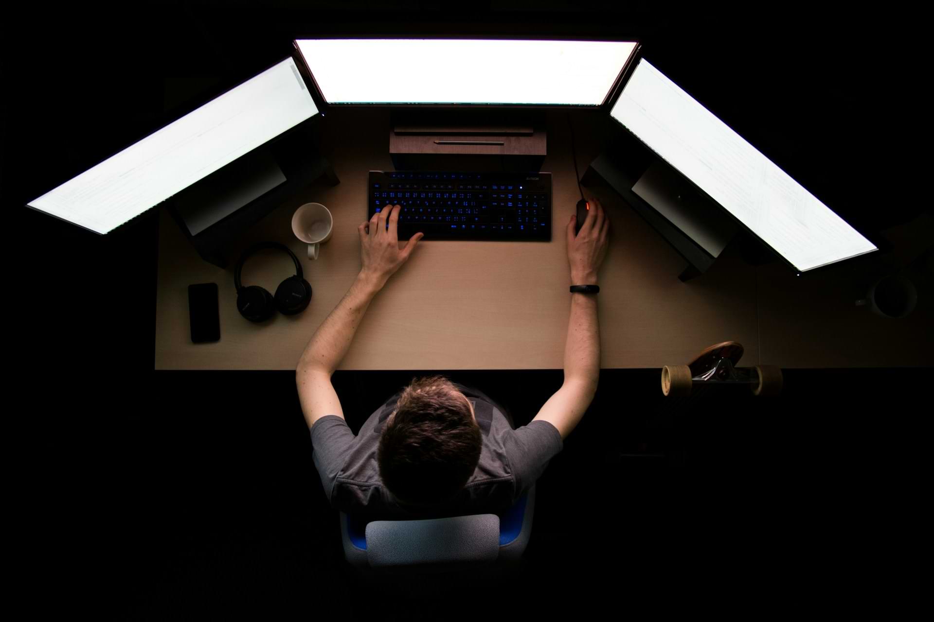 drei bildschirme multiscreen arbeitsplatz.jpg