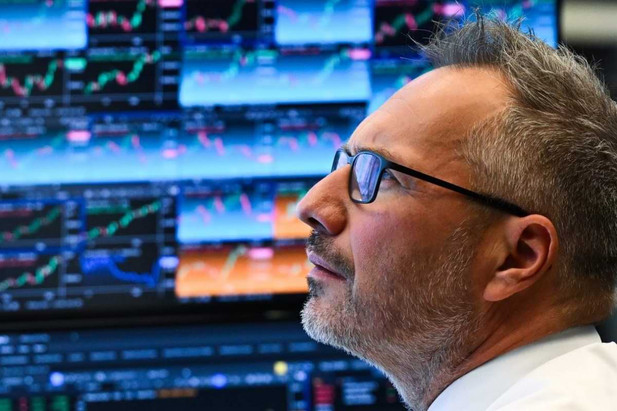 Ein Börsenhändler sitzt im Handelssaal der Frankfurter Wertpapierbörse vor seinen Monitoren.jpeg