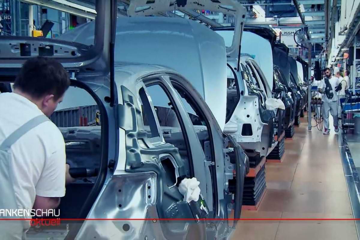 Ein Montageband in der Autofertigung Mehrere Karosserien werden zur Weiterverarbeitung vorberei.jpeg