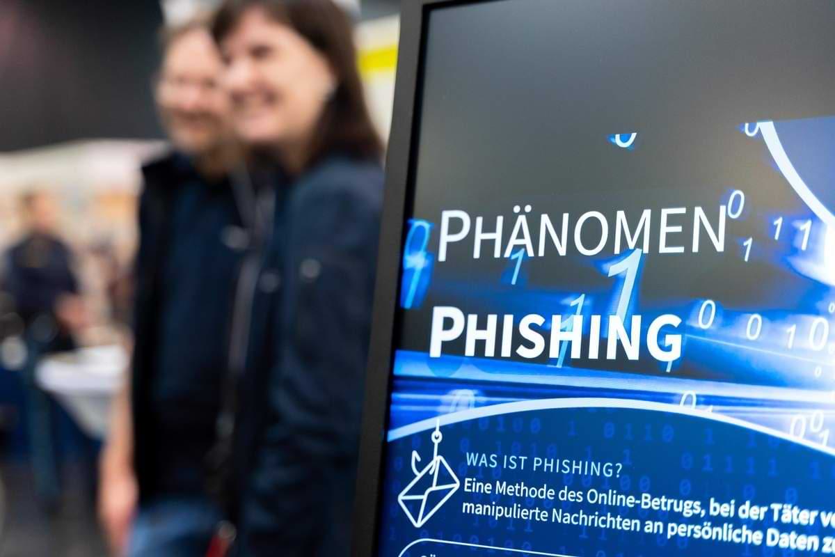 Eine Website erklärt das Phänomen Phishing Symbolbild.jpeg