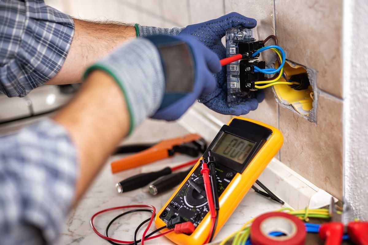 elektriker montiert steckdosen schalter.jpg