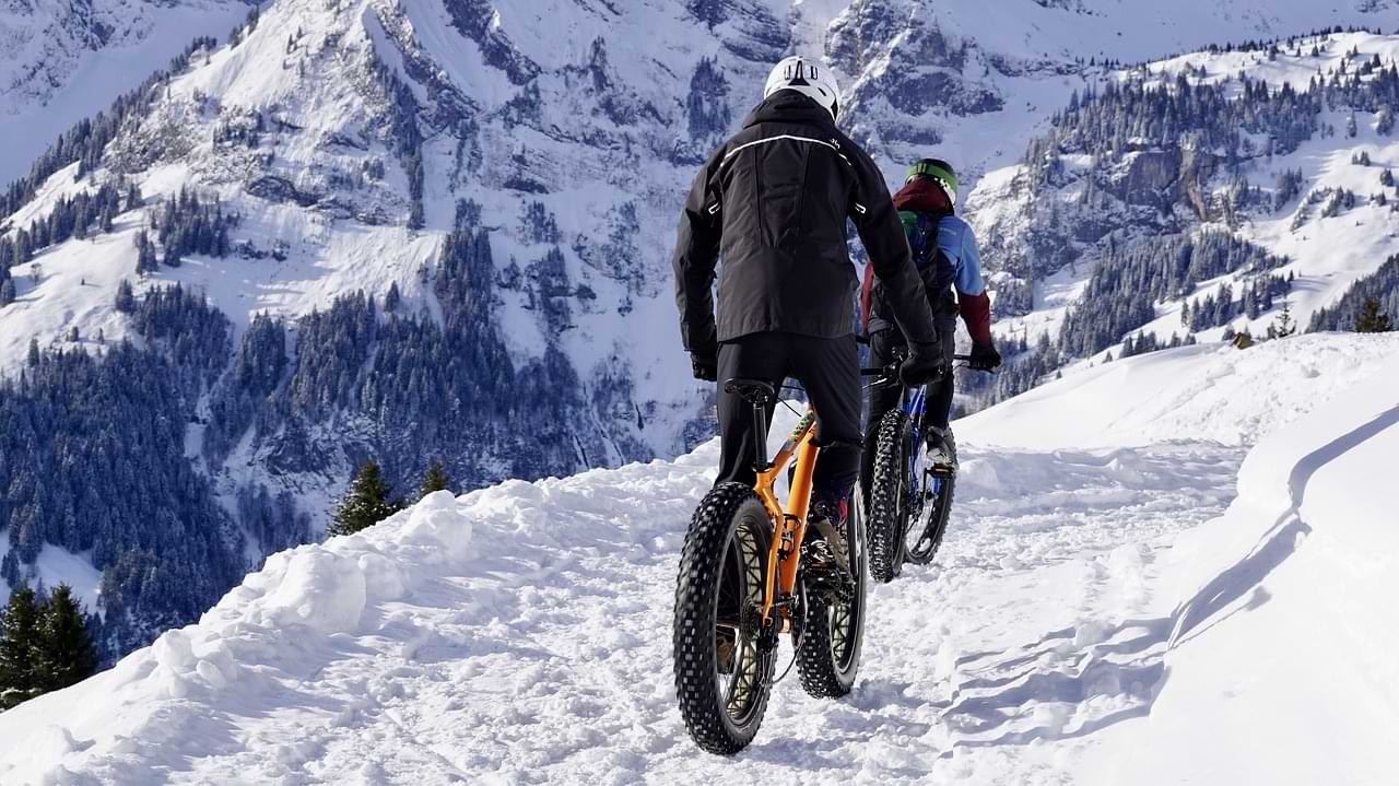 fahrrad im schnee berg fahren winter.jpg