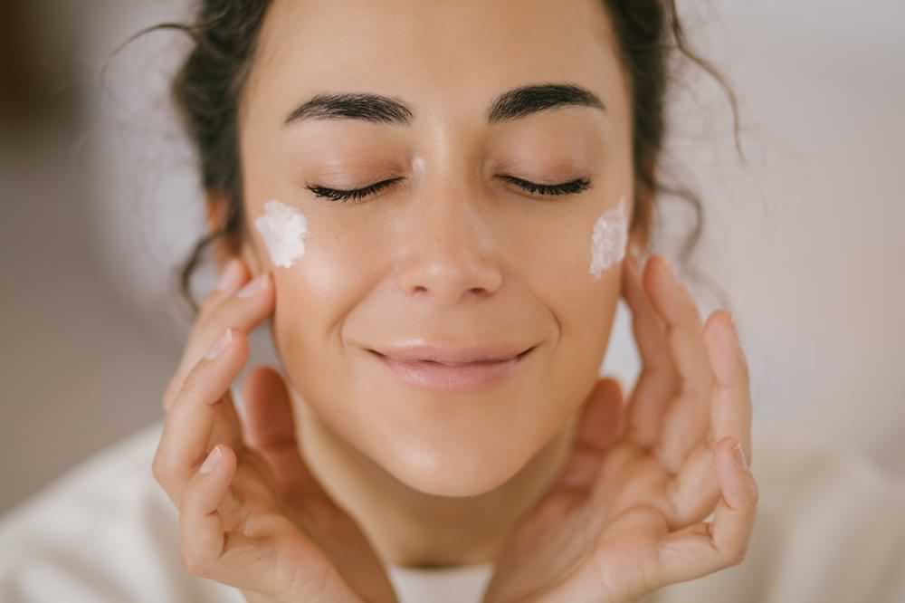 gesichtshaut creme pflegen.jpg