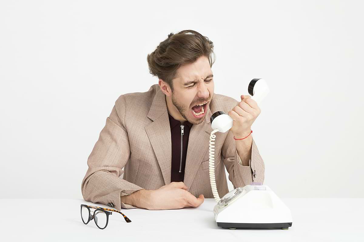gestresster mann schreit ins telefon.jpg