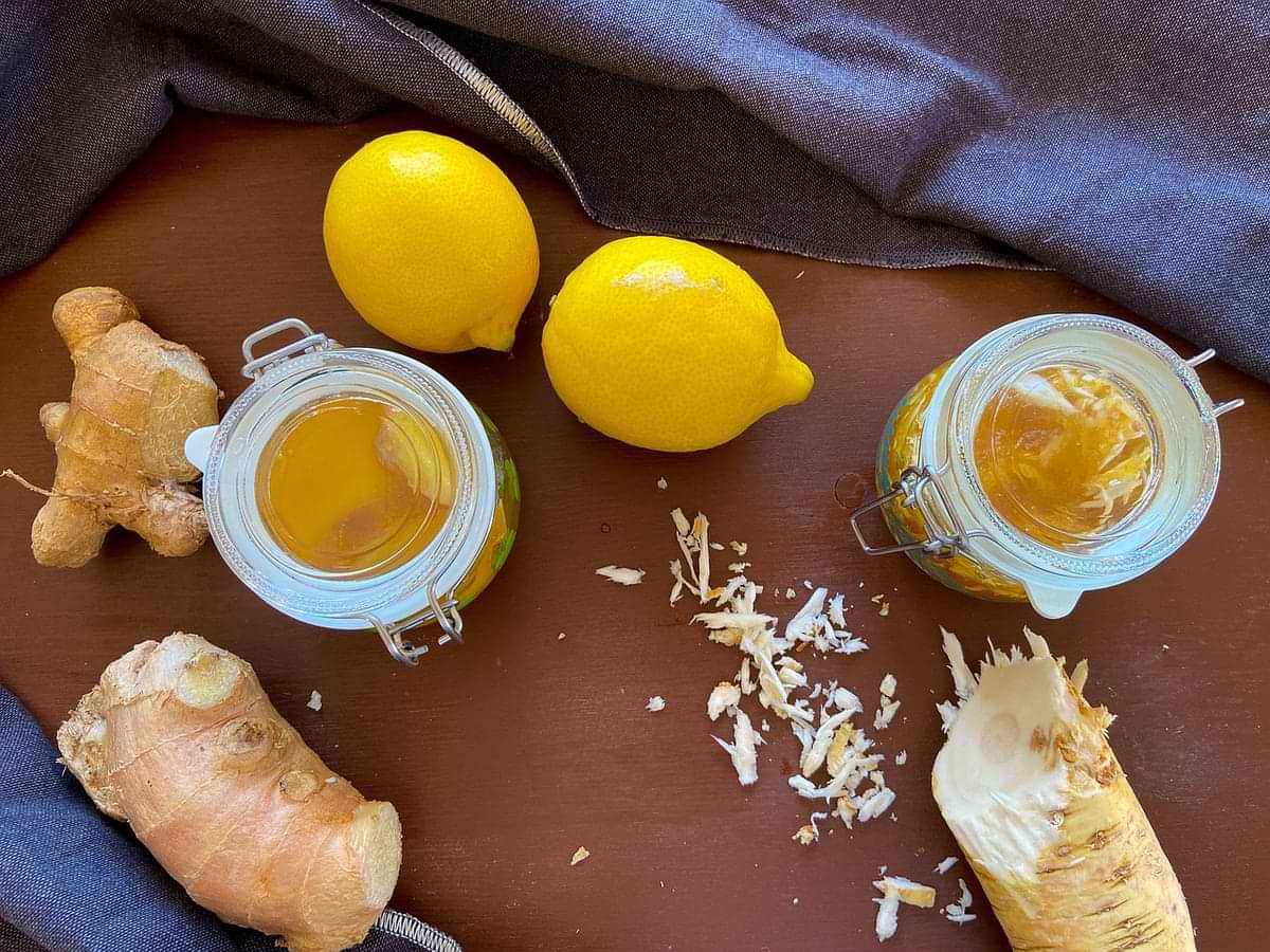 hausmittel gegen halsschmerzen ingwer zitrone honig.jpg