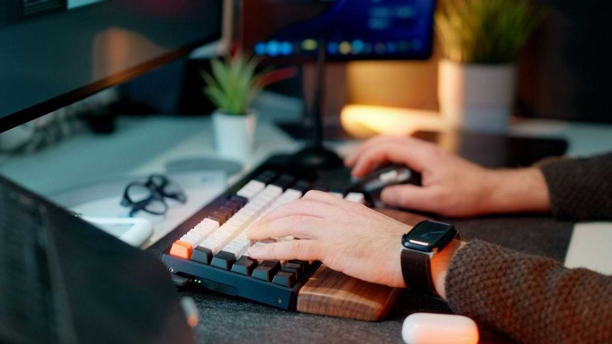 im büro arbeiten am computer.jpg