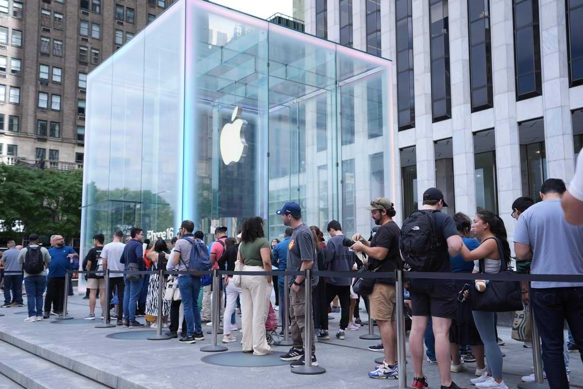 iphone store schlange zoll ausverkauf.jpg