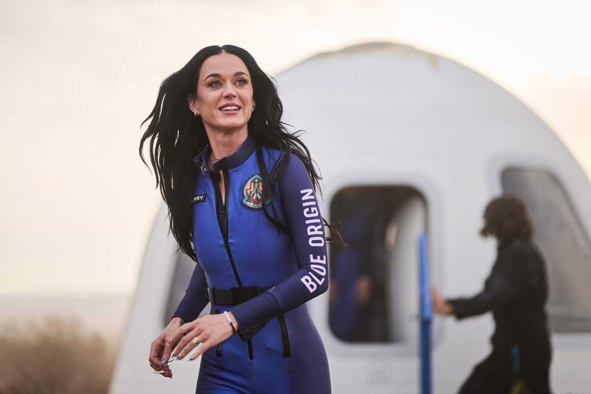 Katy Perry nach der Landung der NewShepardRakete am 14 April 2025.jpeg