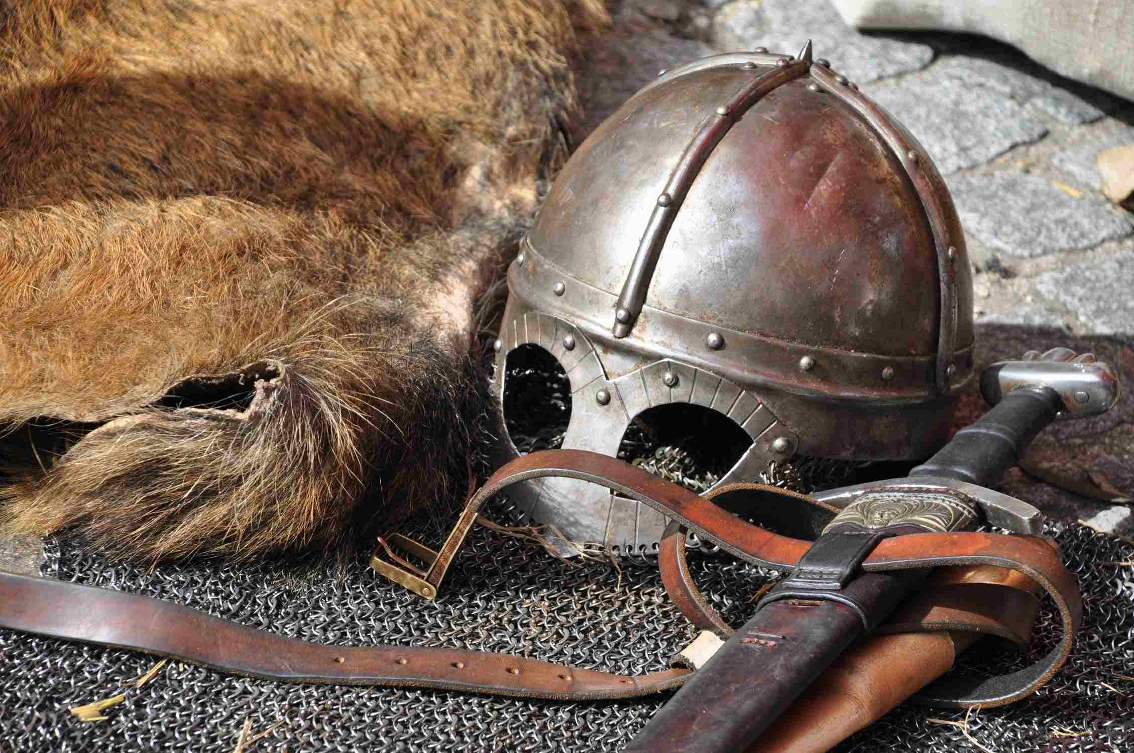 knight-armor-helmet-weapons-161936.jpe