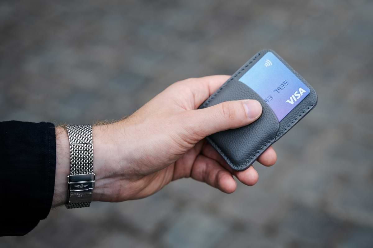 kreditkarte visa in lederhülle in der hand.jpg