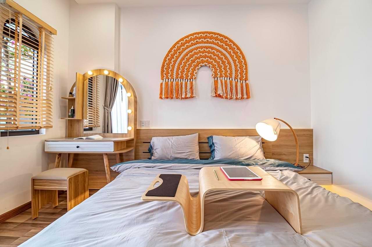 modernes schlafzimmer mit viel holzoptik.jpg