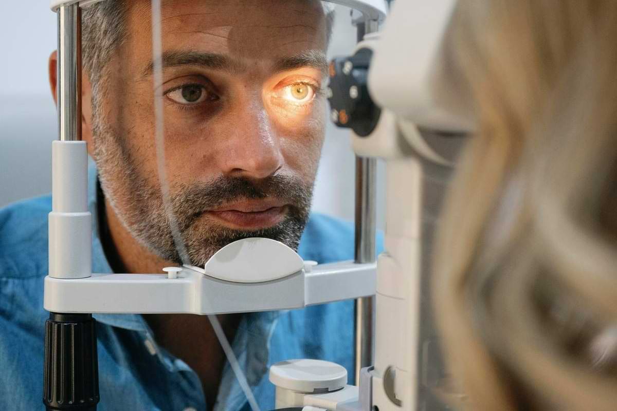 Neue Hoffnung für Patienten mit altersbedingter Makuladegeneration AMD Mikrochip und Spezialbri.jpeg