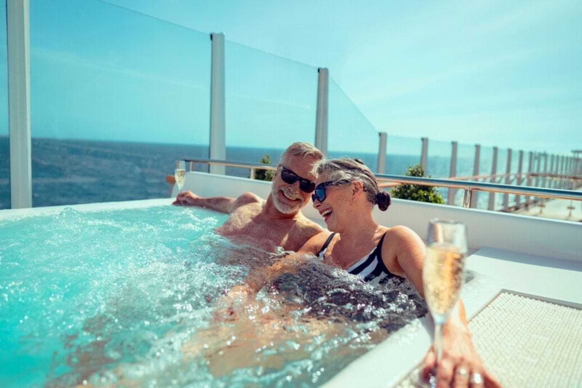 rentner paar in wirlpool auf einem kreuzfahrtschiff.jpg
