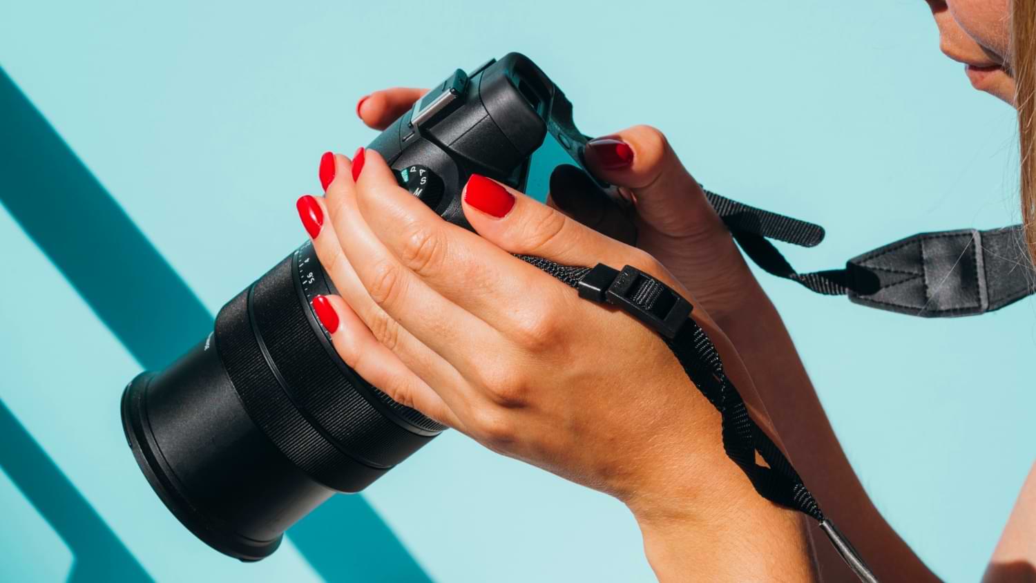 richtig fotographieren frau mit nagellack hält kamera.jpg