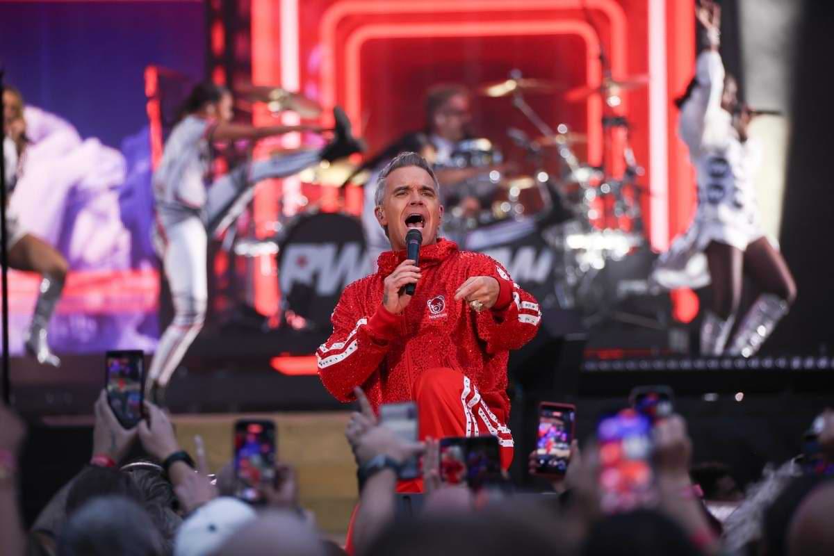 Robbie Williams bei einem Auftritt seiner BritpopTour.jpeg