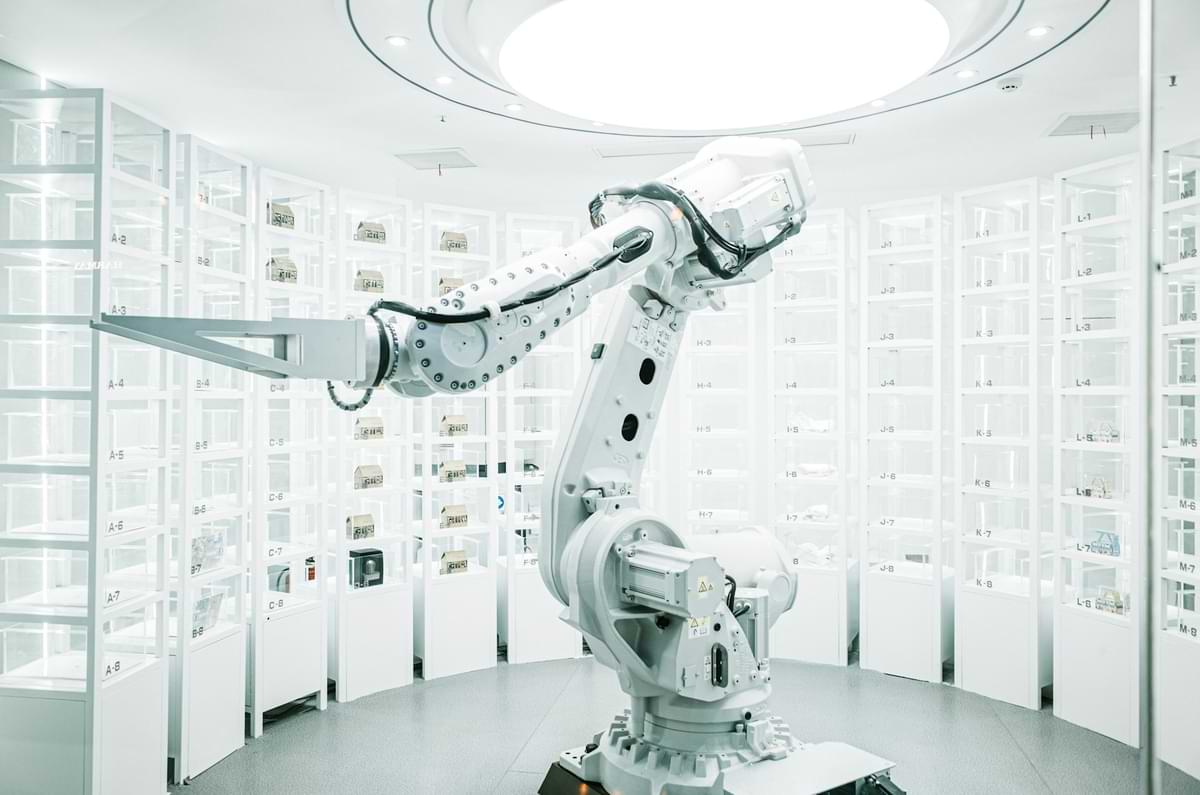 roboterarm vitrinen lager.jpg