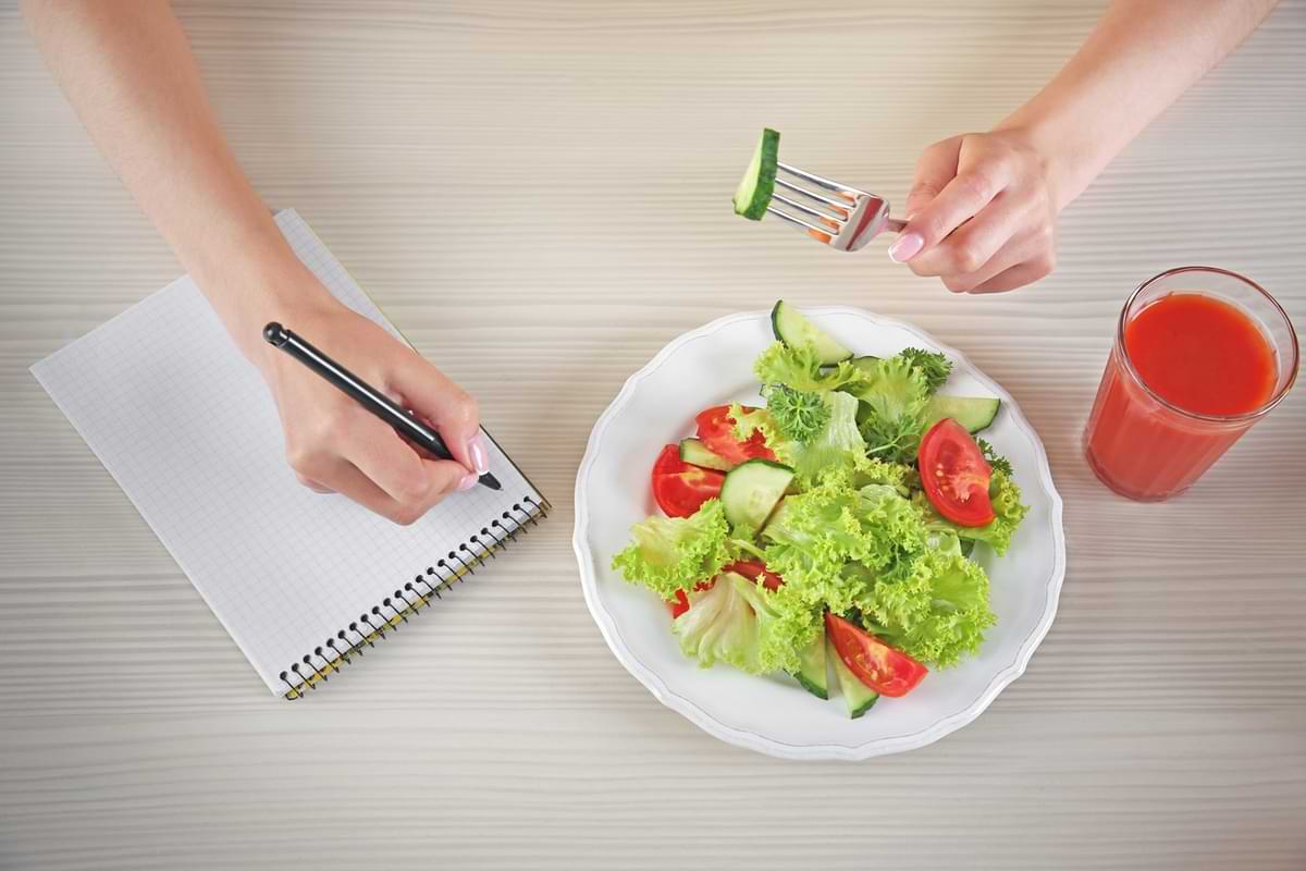 salatteller tomate salat gurke notiz schreiben.jpg