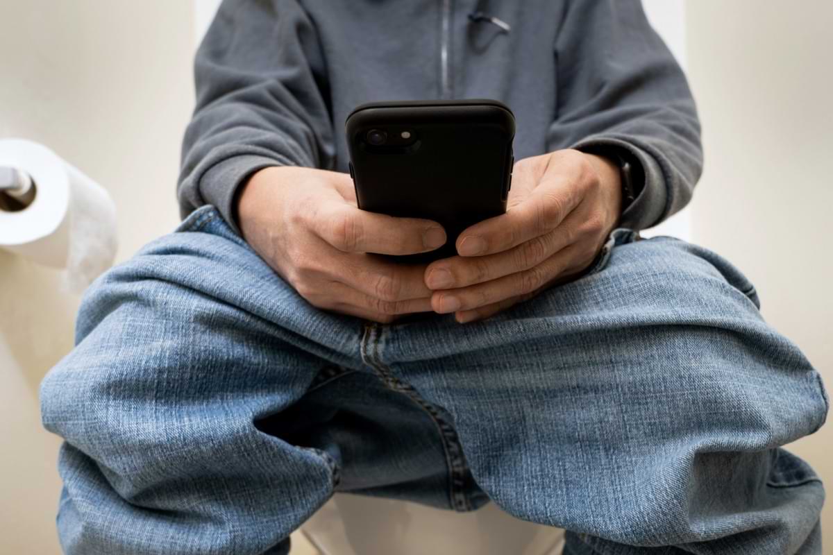 Smartphone scrolling on the toilet linked to higher hemorrhoid risk.jpg