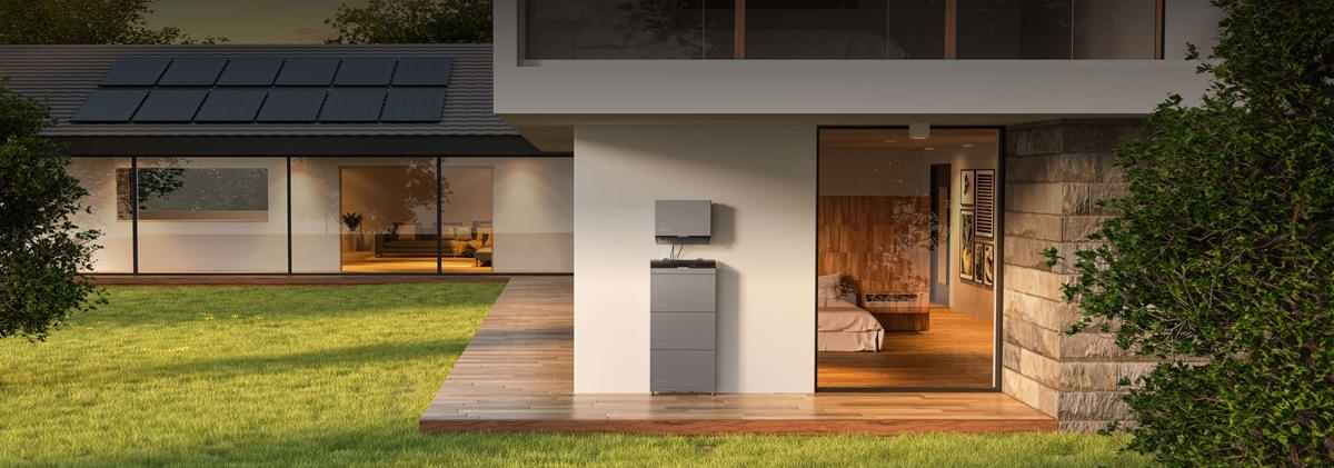 solaranalge mit speicher am haus.jpg