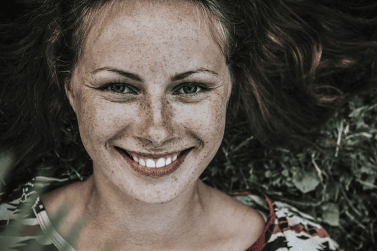 sommersprossen-frau-lacht.jpg