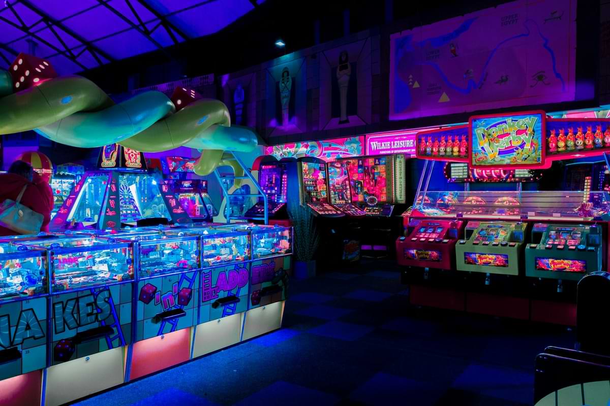 spielhalle mit retro arcade automaten.jpg