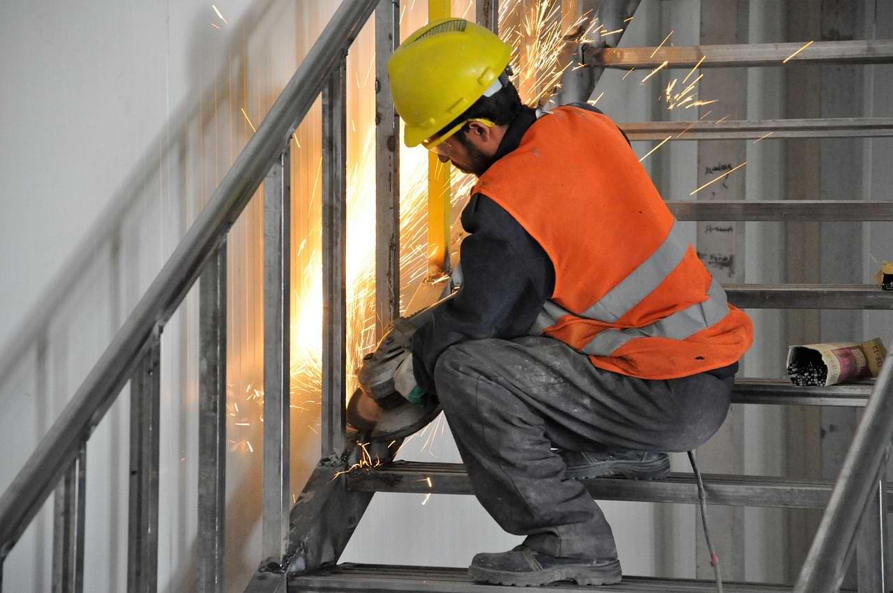 stahlarbeiten flex trennschleifer arbeiter schleift eisentreppe treppe.jpg