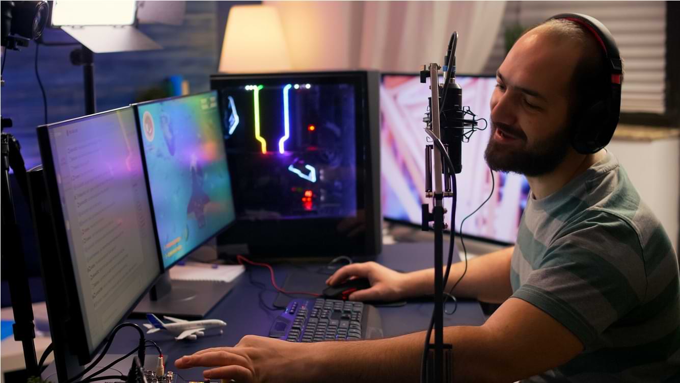 Streamer der ein Weltraum-Shooter-Videospiel erklärt gute Hardware Ausrüstung.jpg