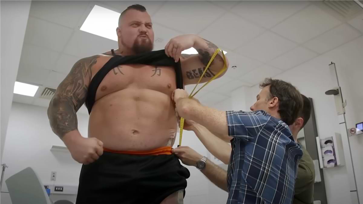 Strongman muscles reveal the secrets of his super-strength.jpg