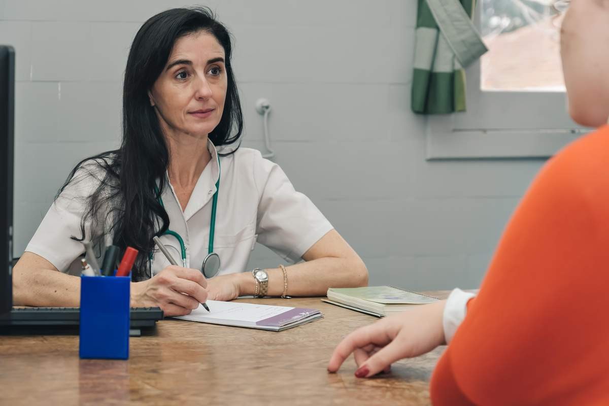 Symbolbild: Gesprch zwischen rztin und Patientin.jpeg