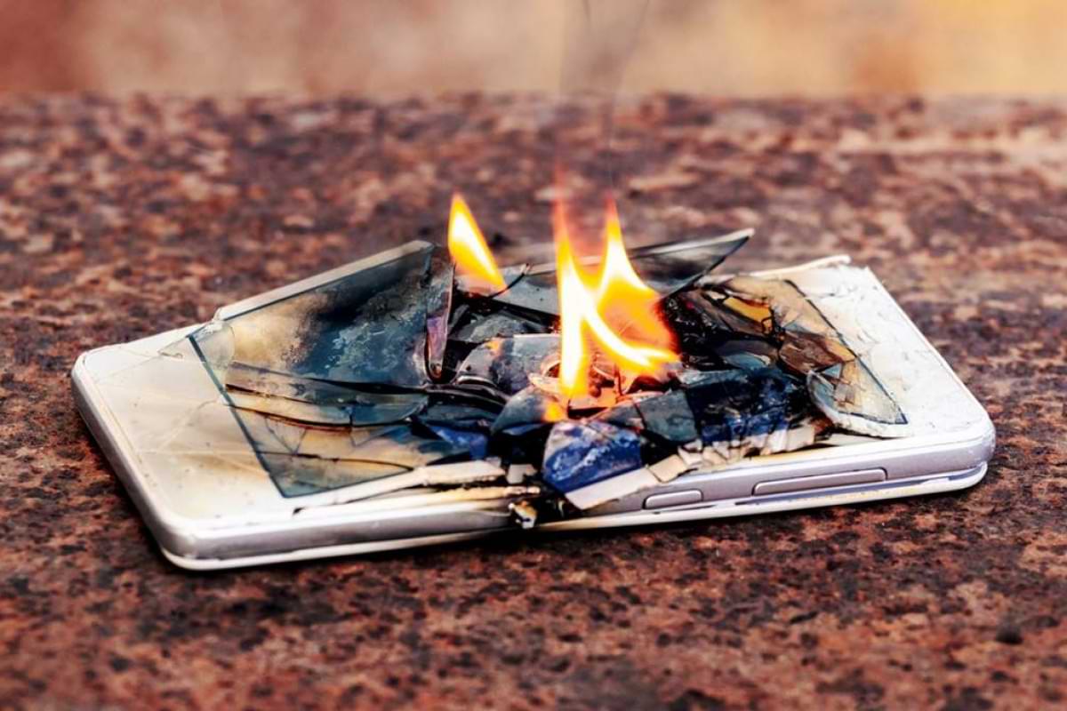 Symbolbild LithiumIonenAkkus können wegen ihrer Energiedichte sich selbst erhitzen und in Brand.jpeg