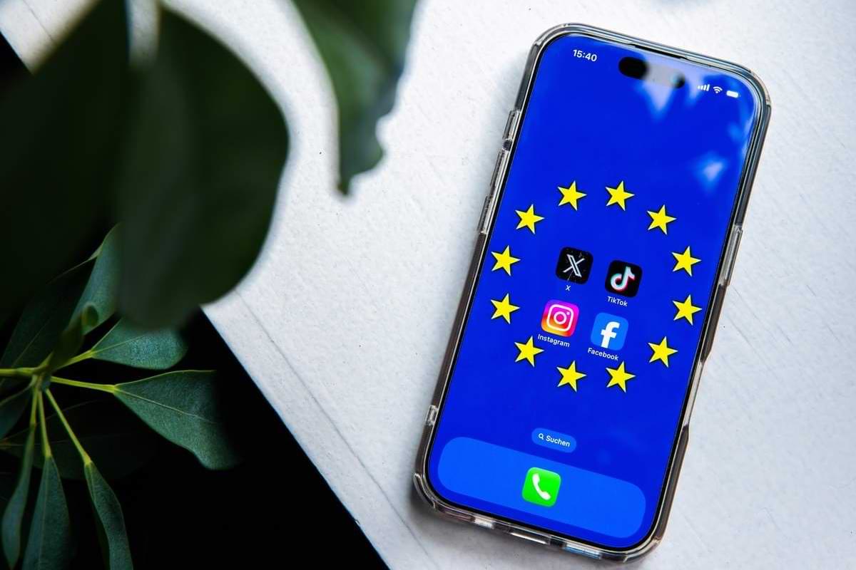 SymbolbildIllustration Die Logos von Facebook Instagram X und TikTok sind auf einem Smartphone .jpeg