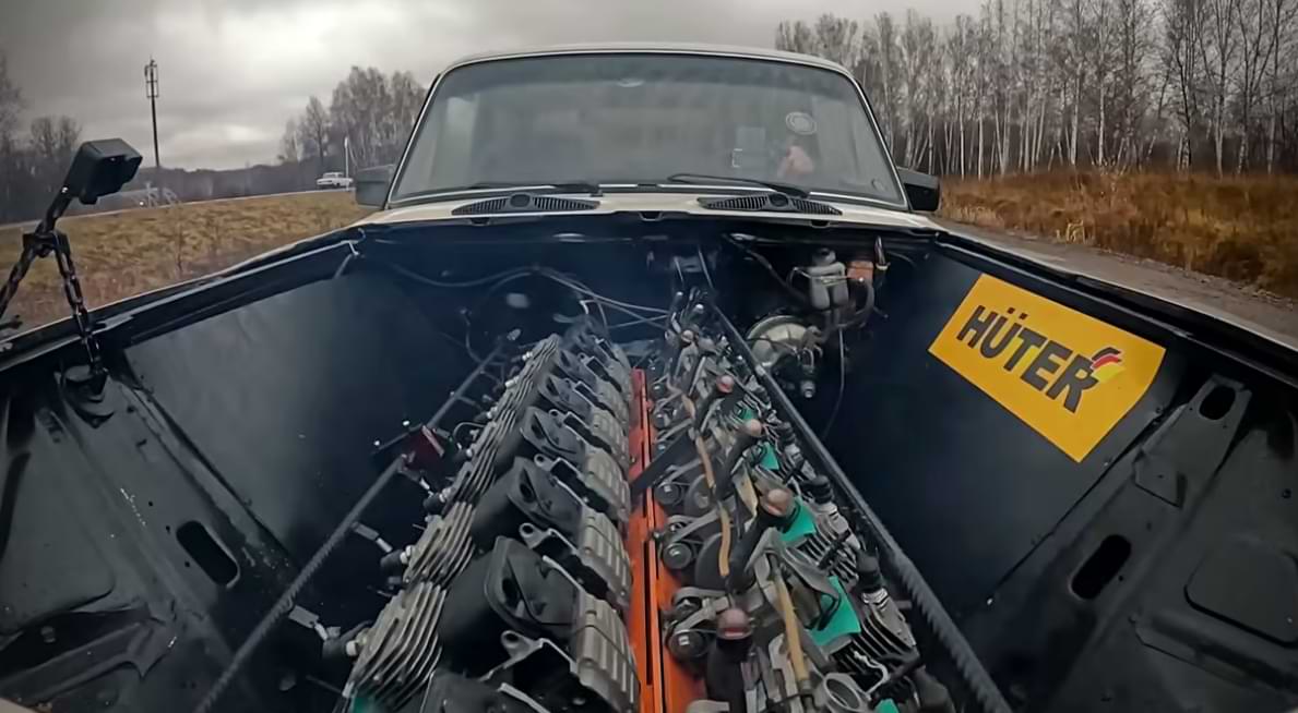 V16 Lada offene Moterhaube Motorraum.jpg