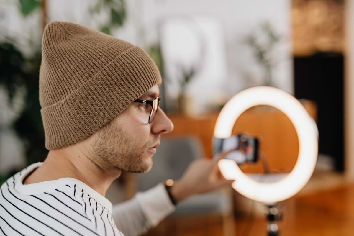 youtuber macht video mit ringlicht und kamera.jpg