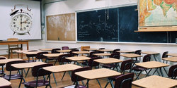 klassenzimmer-uhrzeit.jpg