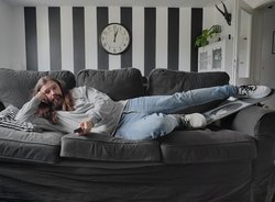 Mann Gelangweilt Müde Couch.jpg