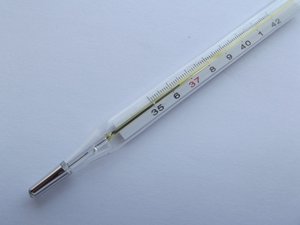 altes-flüssigkeits-thermometer-körpertemperatur.jpg